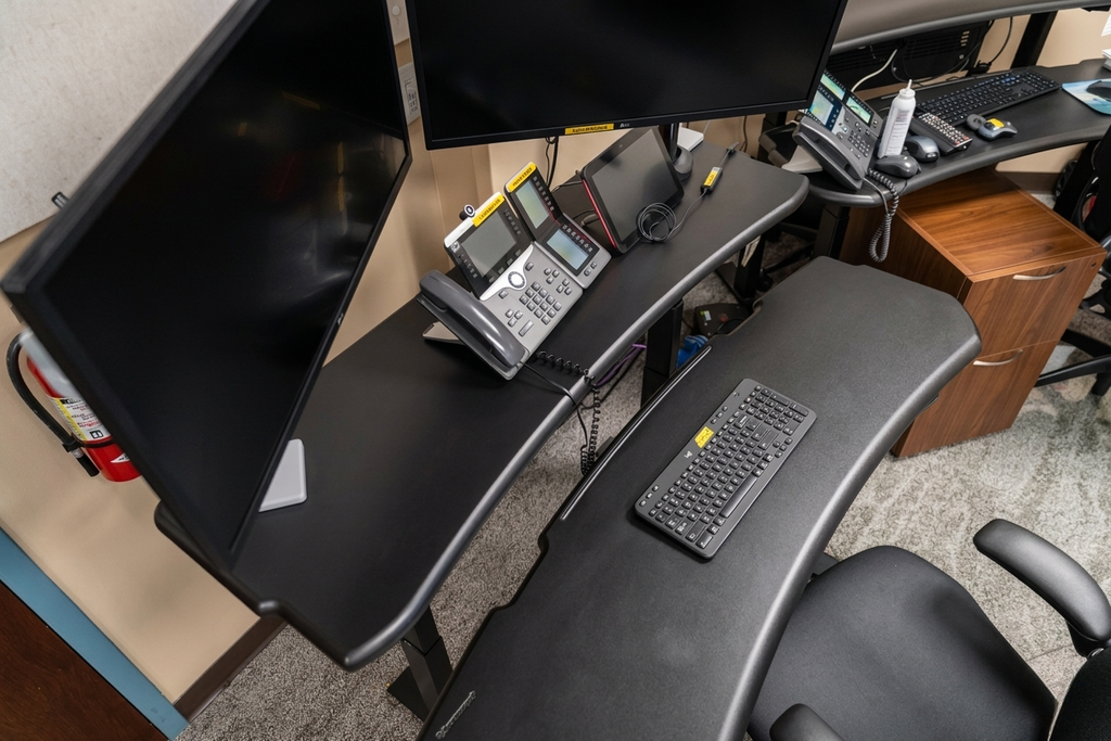 Level 3 Plus: Dual Surface 4 Leg Sit-Stand Workstation
